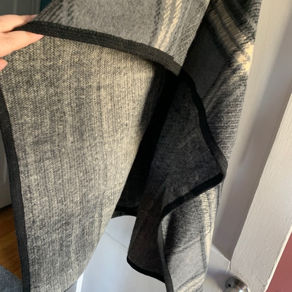 Patterned Poncho - Picture 3 of 4